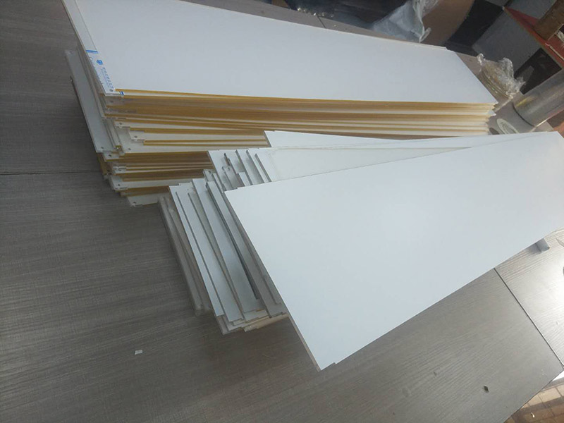 大型長(zhǎng)導(dǎo)光板